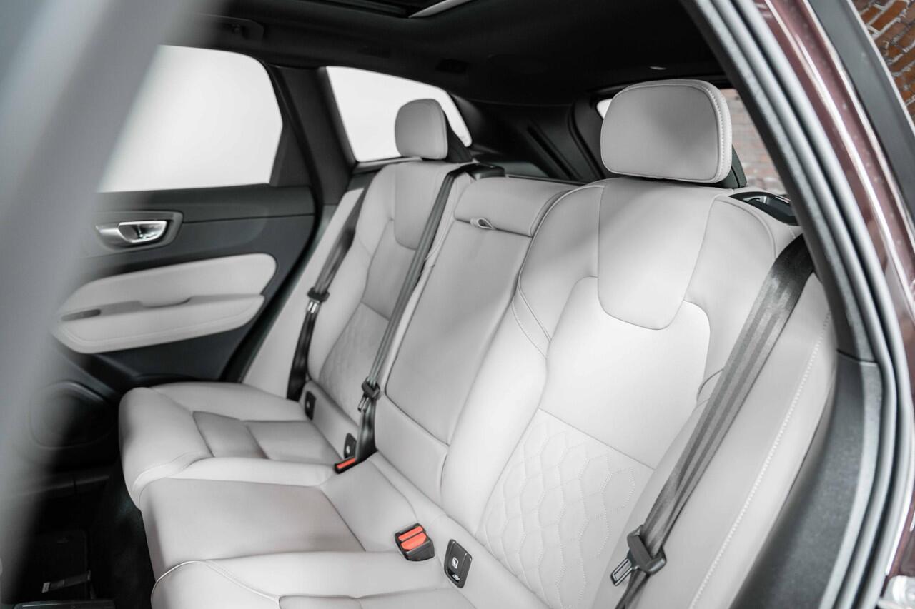 Volvo XC60 T6 Plug-in hybrid AWD Plus Dark | Panoramadak | Head-up display | Long range | Premium audio by Harman Kardon | 360° parkeercamera | Verwarmbare voorstoelen, achterbank en stuurwiel | Parkeersensoren voor + achter | Google infotainment | Parkeerverwarmin