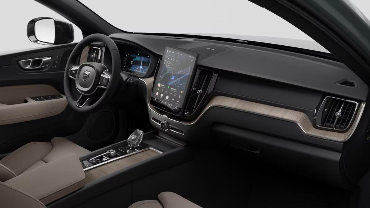 Volvo XC60 2.0 T6 Plug-in hybrid AWD Ultra Dark / Luchtvering / Pano. dak / Elek. verstelbare stoelen / Stoel + stuurverwarming / 22" velgen / Cardamom interieur / Harman Kardon / Head-up display /