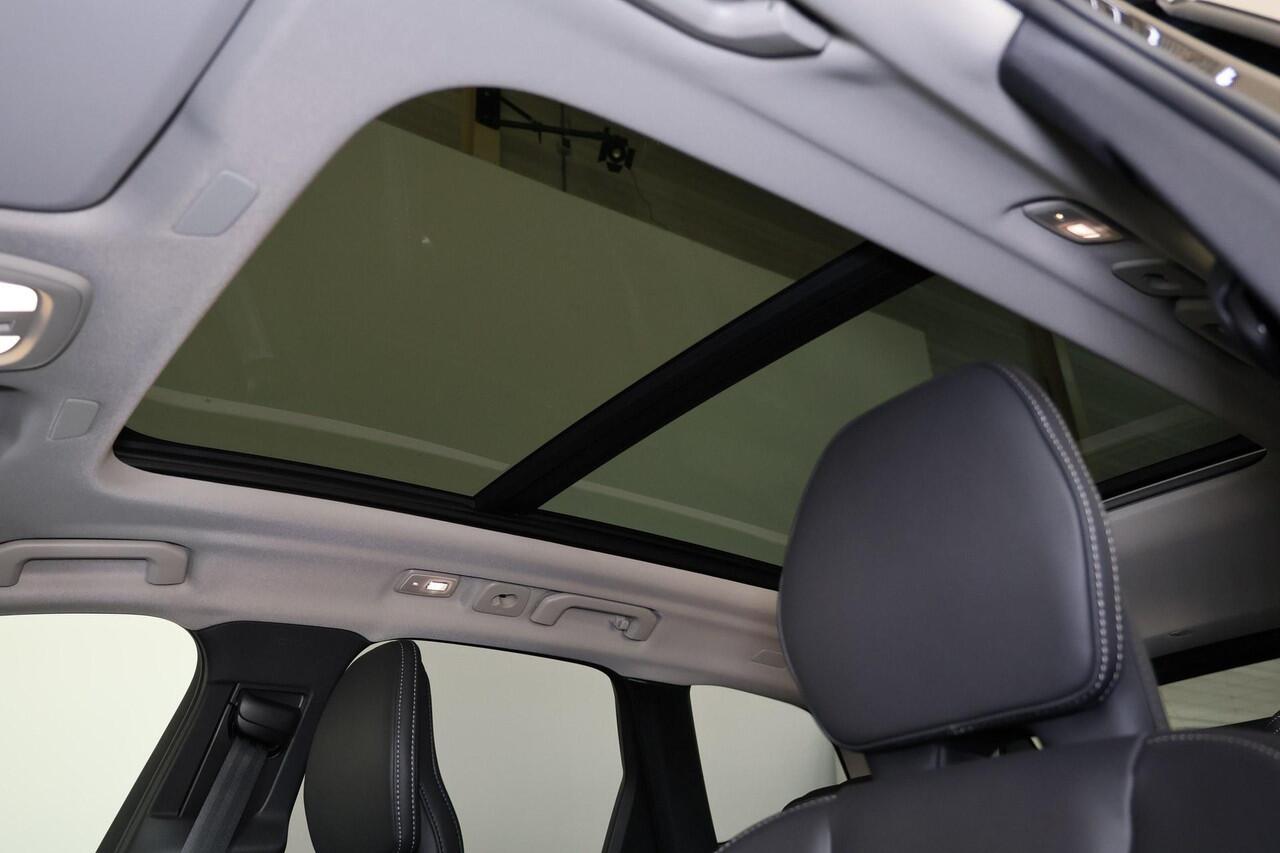 Volvo XC60 T8 Recharge AWD Ultra Dark - Panorama/schuifdak - IntelliSafe Assist & Surround - 360º Camera - Harman/Kardon audio - Adaptieve LED koplampen - Verwarmde voorstoelen, stuur & achterbank - Parkeersensoren voor & achter - Elektr. bedienb. voorstoelen met ge