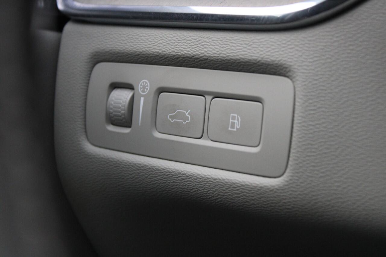 Volvo XC60 2.0 Recharge T8 AWD Inscription - B&W - 360 Camera - HUD - Stoel/Stuurverwarming - Pano - Pilot Assist - BLIS - Rijklaar