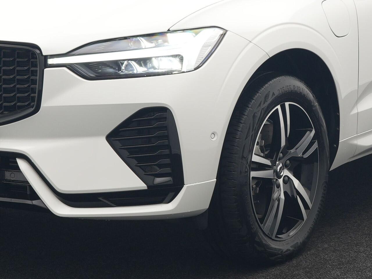 Volvo XC60 Recharge T6 AWD R-Design LONG RANGE Plug In Hybrid 341pk Dealer O.H. PHEV | Panodak | 360 Camera | Google Assistent | Lederen Sportstoelen Memory & Verwarmd | Apple Carplay | Keyless | Virtual | Navigatie | DAB |