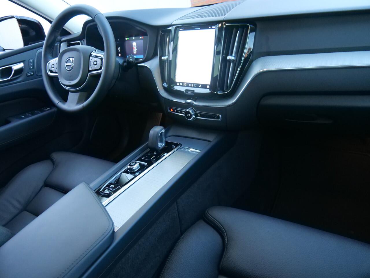 Volvo XC60 2.0 T6 350pk PHEV AWD Plus Dark Automaat Harman Kardon / Panoramadak / Leder / Camera