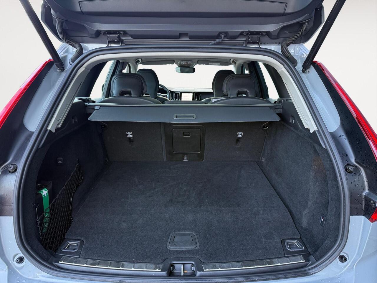 Volvo XC60 2.0 T6 Plug-in hybrid AWD Ultra Dark | Trekhaak | Panoramadak | Stoelverwarming | Head-up Display |