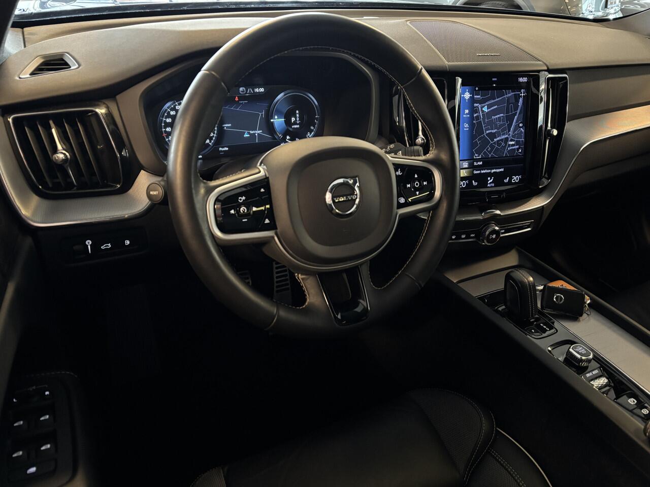 Volvo XC60 T8 Plug-In AWD R-Design / Panoramadak / Leer / Apple Carplay / Dab / HK / BLIS / Adapt cruise / Pilot ass / Stuur- en Stoelverw - Elek Trekhaak -