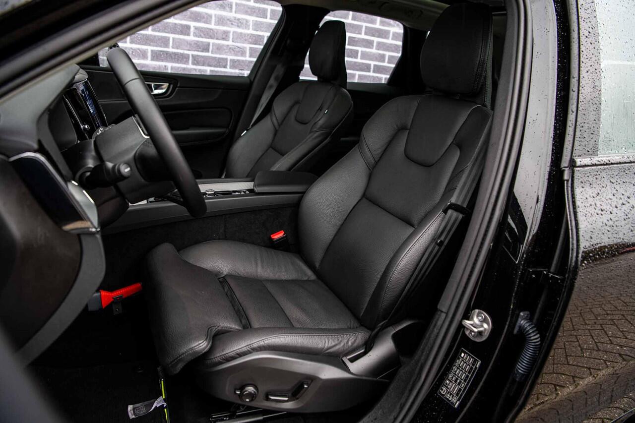 Volvo XC60 2.0 T6 Plug-in hybrid AWD Plus Dark | Adaptieve cruise control | Trekhaak | Stoel- en stuurverwarming | BLIS | Panorama dak |Schuif/kanteldak | Elektrisch verstelbare voorstoelen met geheugen |