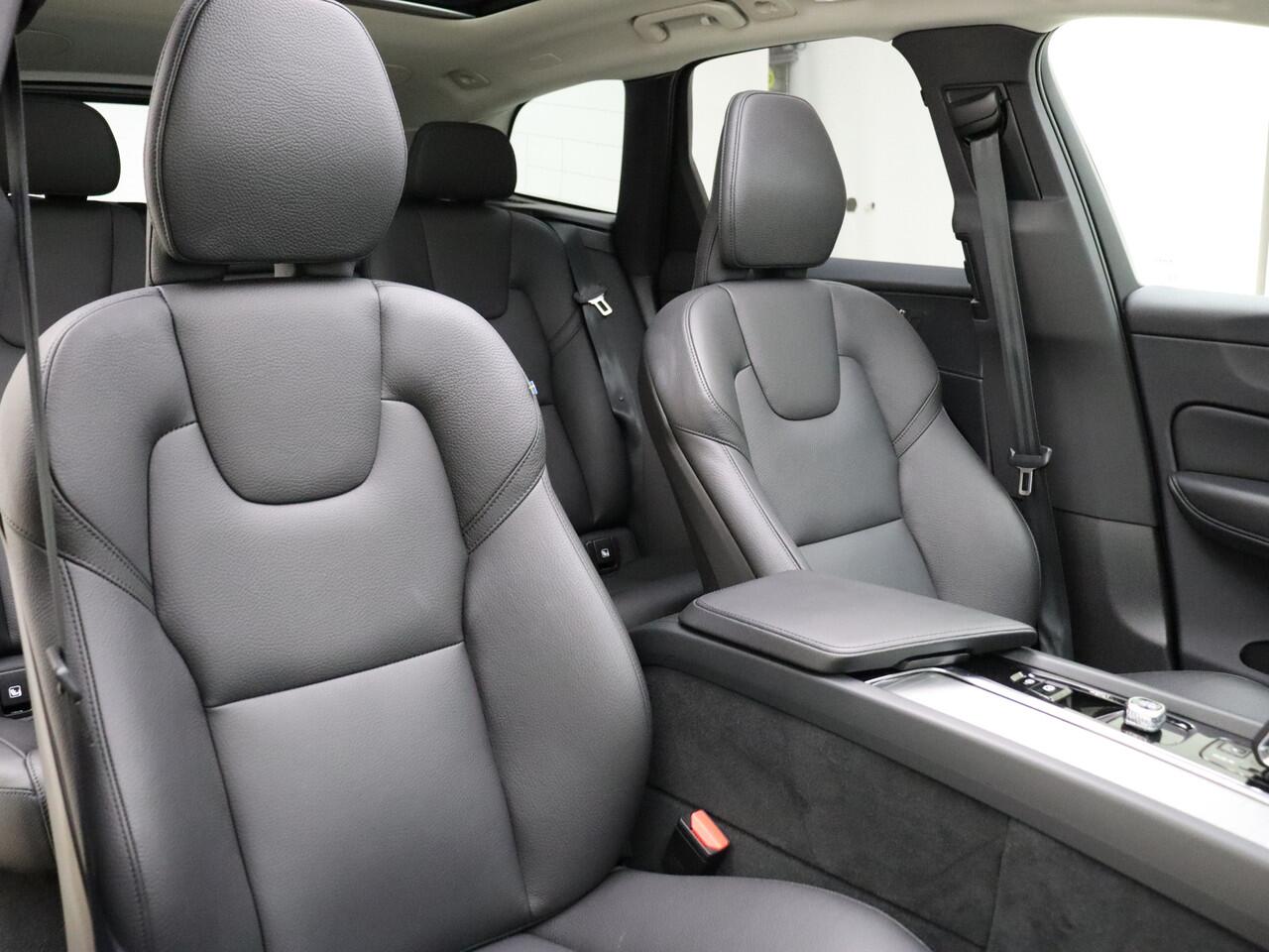 Volvo XC60 T6 350PK AWD Plus Dark / Camera rondom / Harman en Kardon audio / Panorama dak / Stoel/- en stuurverwarming / Trekhaak /