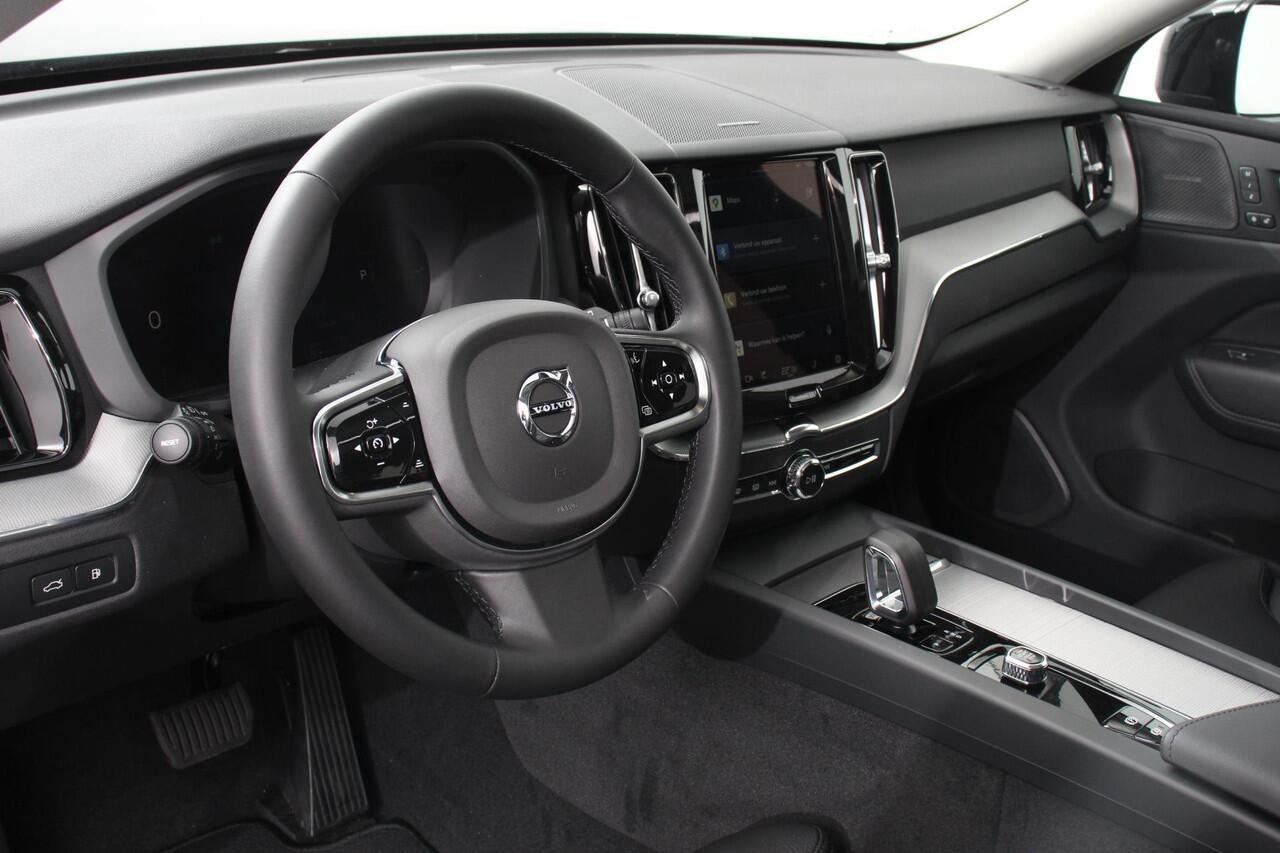 Volvo XC60 2.0 T6 Plug-in hybrid AWD Plus Dark Leder Navigatie Google Harman Kardon Panorama dak Lichtmetalen Velgen 19" Dab Stoelverwarming Camera Led