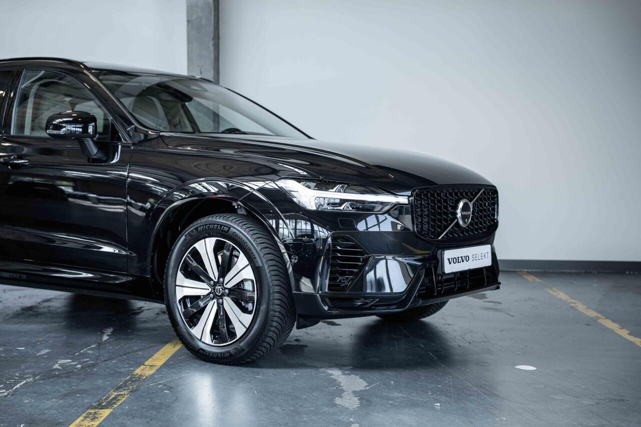 Volvo XC60 T6 Automaat Plug-in hybrid AWD Plus Dark | Elektrisch wegklapbare trekhaak | Panoramadak | Premium audio by Harman Kardon | Verwarmbare voorstoelen, achterbank en stuurverwarming | 4-seizoenenbanden | Adaptive cruise control | 360° parkeercamera |