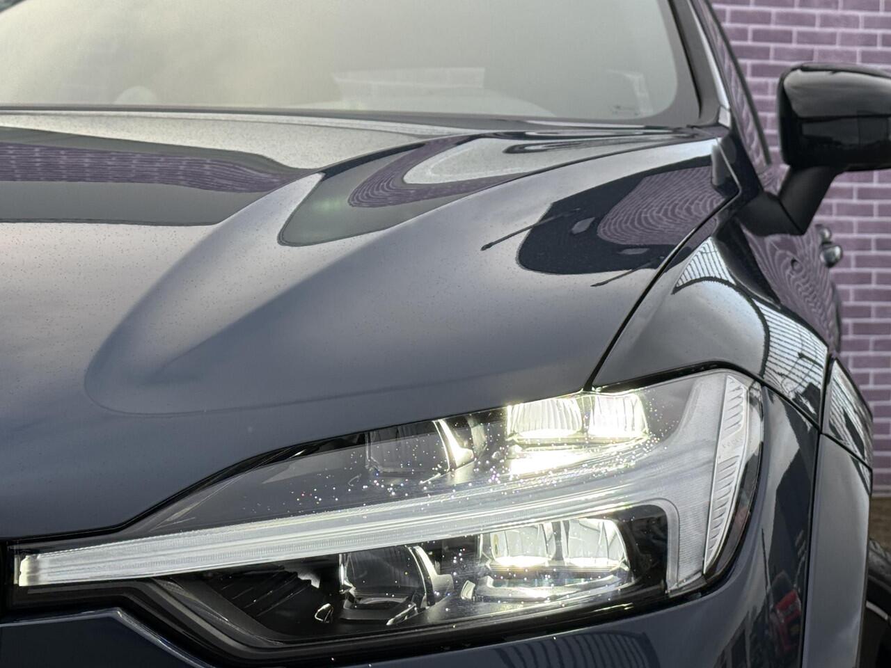 Volvo XC60 2.0 T8 Plug-in hybrid AWD Ultra Black Edition Exec | Lounge Pack | Bowers & Wilkins | 22" | Luchtvering | Massage | Head-Up Display | Leder Dashboard | Adaptive Cruise | Stoel & Stuurverwarming |