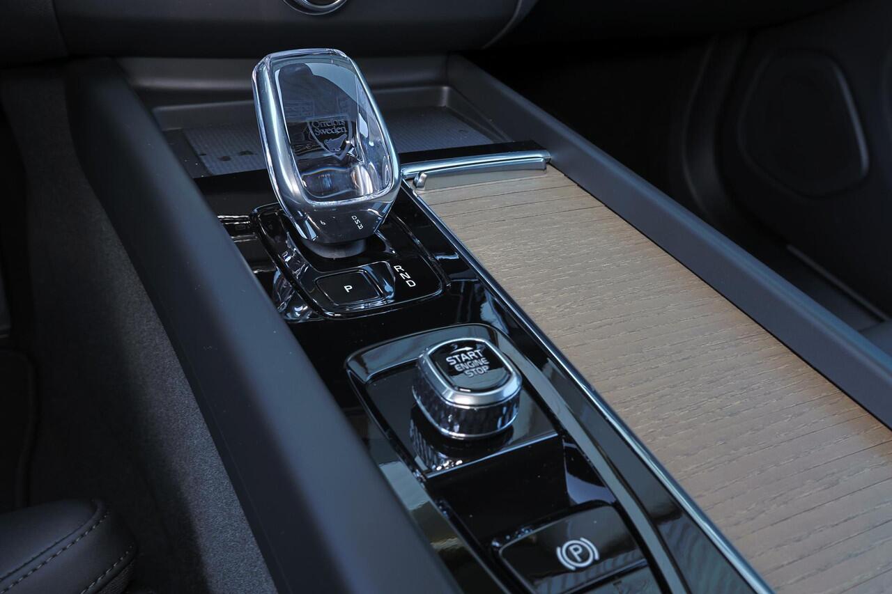 Volvo XC60 T8 Recharge AWD Ultra Dark - Panorama/schuifdak - IntelliSafe Assist & Surround - 360º Camera - Harman/Kardon audio - Adaptieve LED koplampen - Verwarmde voorstoelen, stuur & achterbank - Parkeersensoren voor & achter - Elektr. bedienb. voorstoelen met ge