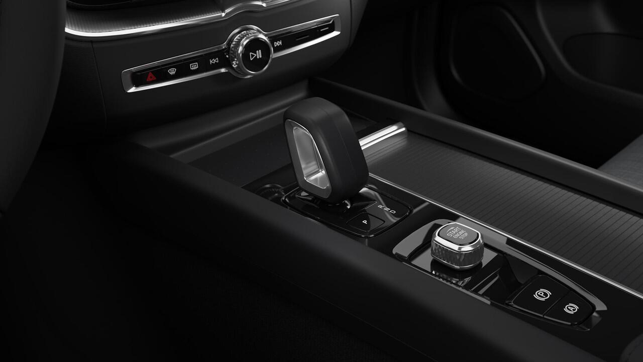 Volvo XC60 2.0 T6 Plug-in hybrid AWD Essential / Driver assist / 19 inch / Stoelverwarming / Stuurverwarming / Park assist voor- en achter / All-season banden