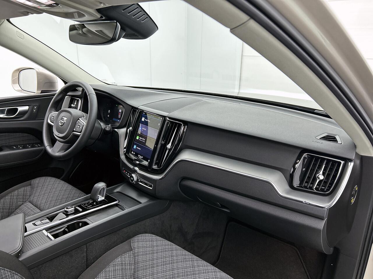 Volvo XC60 2.0 T6 Plug-in hybrid AWD Core Bright Pano, Carplay
