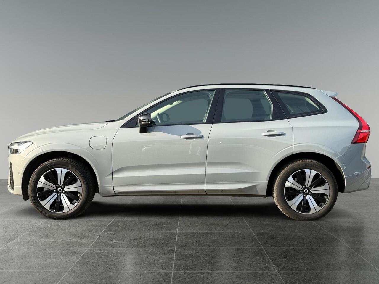 Volvo XC60 2.0 T6 Plug-in hybrid AWD Plus Dark | Trekhaak | 360 graden camera | Panormadak | Lederen bekleding |