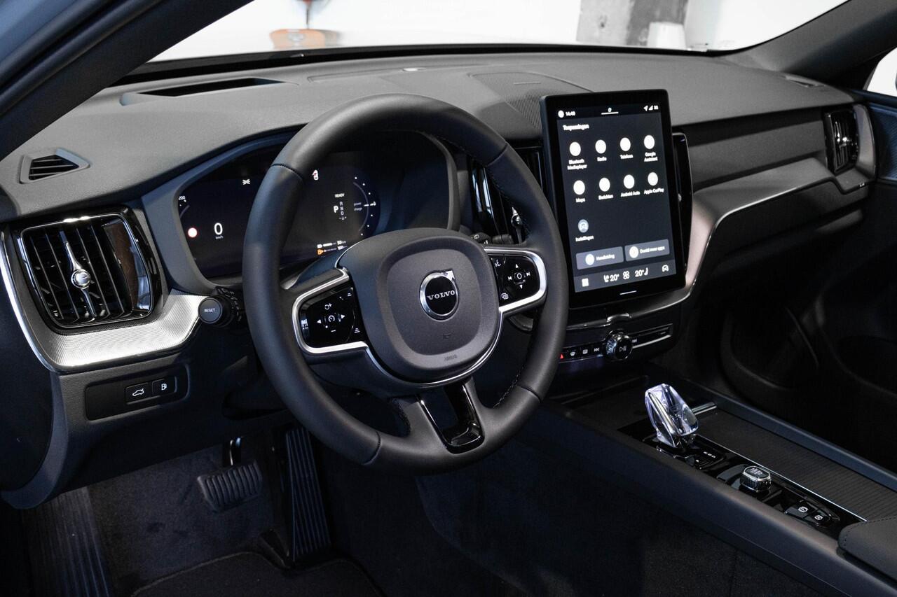 Volvo XC60 T6 Plug-in hybrid AWD Plus Black Edition | Direct Leverbaar | Luchtvering | Head Up Display | Panoramisch Schuif-/Kanteldak | Extra Getint Glas | Adaptieve Cruise Control | BLIS | 21 inch Lichtmetalen Velgen | Keyless | Google Infotainment |