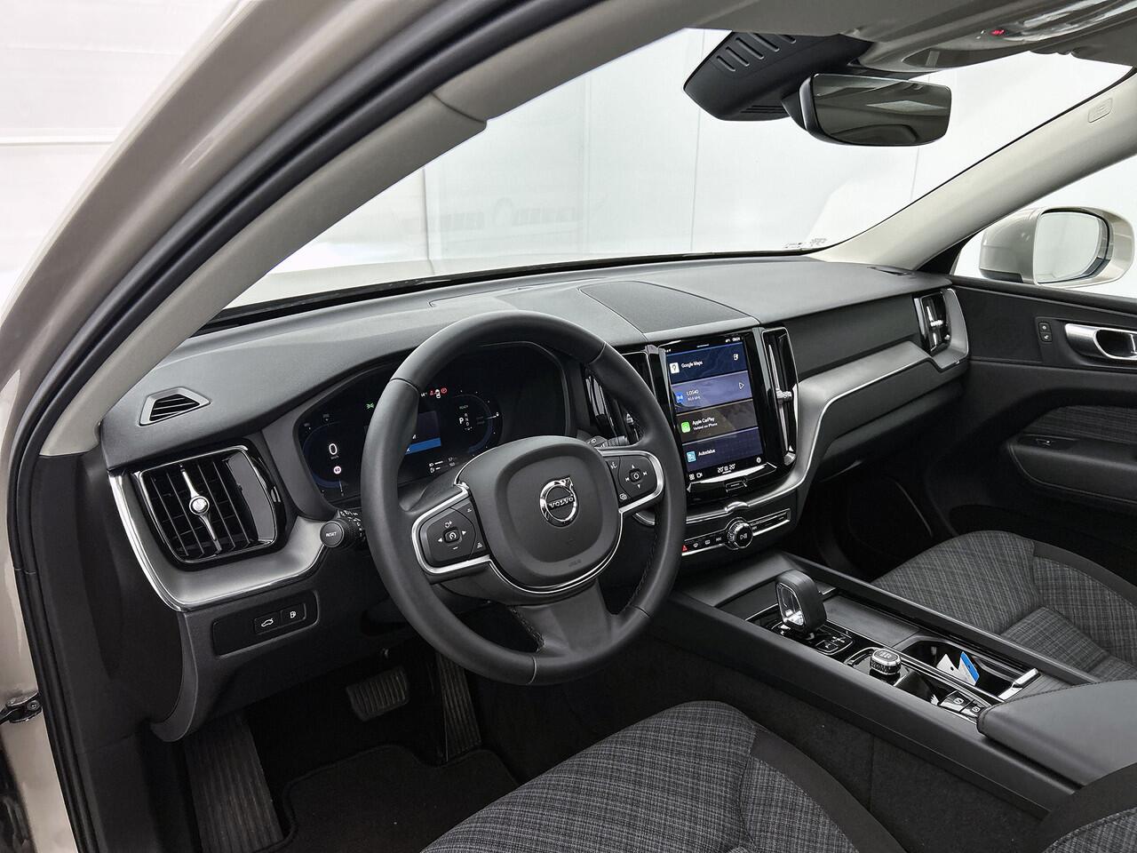 Volvo XC60 2.0 T6 Plug-in hybrid AWD Core Bright Pano, Carplay