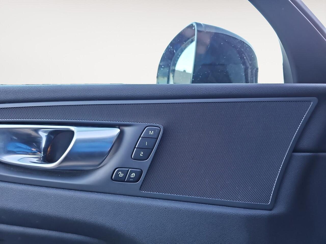 Volvo XC60 2.0 T6 Plug-in hybrid AWD Plus Dark | Trekhaak | 360 graden camera | Stoelverwarming | Panoramadak |