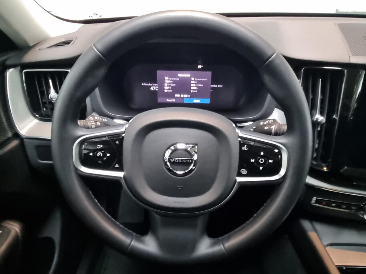 Volvo XC60 2.0 T6 Plug-in hybrid AWD Plus Dark PANO / 360 CAMERA / LEER / STUUR EN STOELVERWARMING