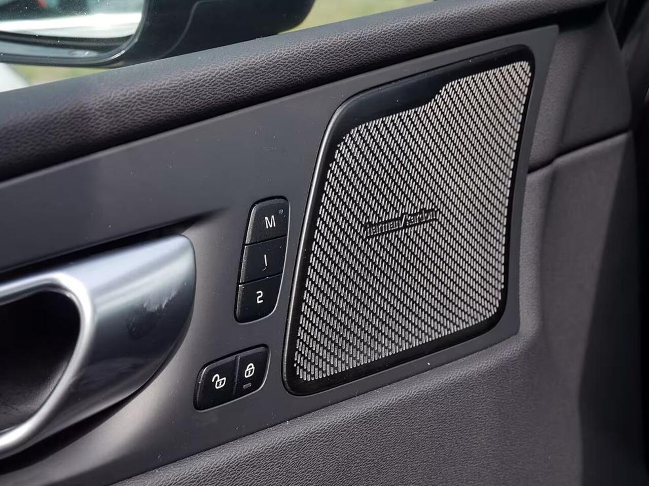 Volvo XC60 2.0 T8 Plug-in hybrid AWD Plus Dark (335kW/455PK) FULL OPTION (PANO / TREKH) ** 1e EIG - Ex VOLVO) ** INFORMEER OOK NAAR ONZE AANTREKKELIJKE FINANCIAL-LEASE TARIEVEN **