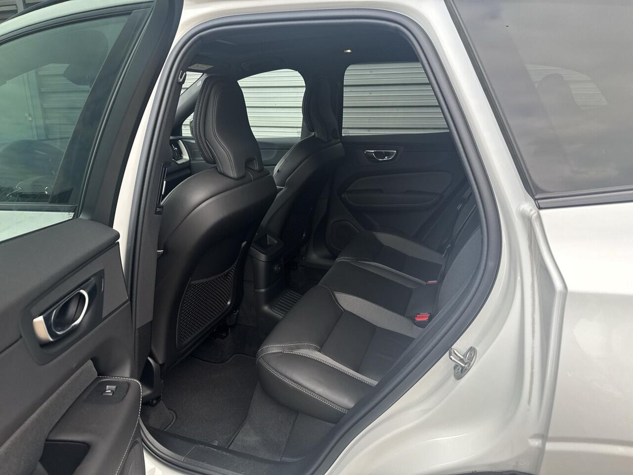 Volvo XC60 T6 350 PK Plug-in hybrid AWD Ultra Dark / 360 camera/ Luchtvering / Black Sheep pakket /