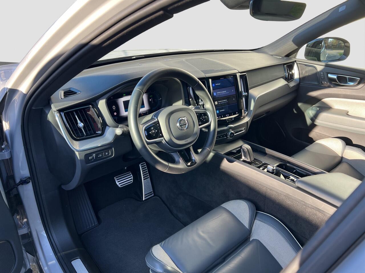 Volvo XC60 2.0 Recharge T8 AWD R-Design | Pano | Trekhaak | H&K | Adaptive |