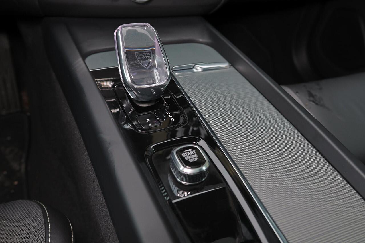 Volvo XC60 T6 Recharge AWD Ultra Black Edition - Panorama/schuifdak - IntelliSafe Assist & Surround - 360º Camera - Harman/Kardon audio - Adaptieve LED koplampen - Verwarmde voorstoelen, stuur & achterbank - Parkeersensoren voor & achter - Elektr. bedienb. voorstoel