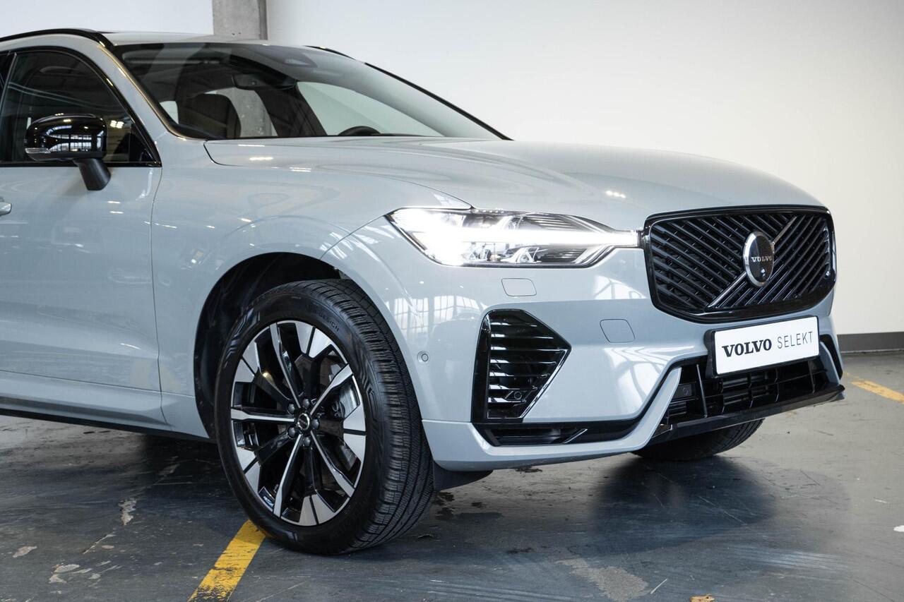 Volvo XC60 T6 Plug-in hybrid AWD Ultra Dark | Stoelverwarming | Electrische wegklapbare trekhaak | Head-Up Display | Adaptive Cruise Control | 360° Parkeercamera | Parkeersensoren voor + achter | Premium Audio by Harman Kardon