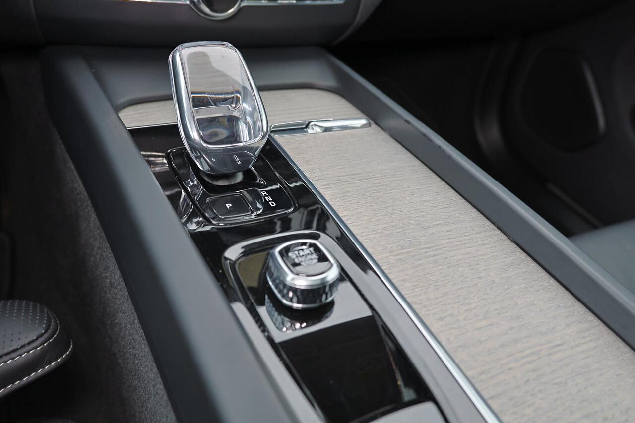 Volvo XC60 T6 Recharge AWD Ultra Bright - Luchtvering - Panorama/schuifdak - IntelliSafe Assist & Surround - 360º Camera - Adaptieve LED koplampen - Verwarmde voorstoelen, stuur & achterbank - Parkeersensoren voor & achter - Elektr. bedienb. voorstoelen met geheugen