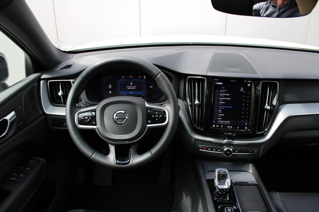 Volvo XC60 T6 Plug-in hybrid AWD Plus Dark | Trekhaak | Harman Kardon | Full LED