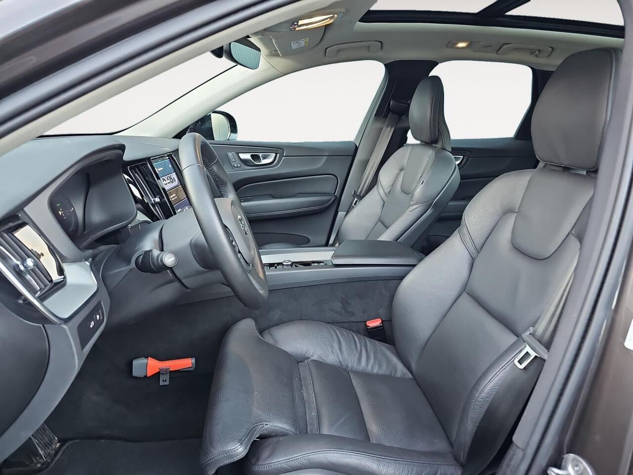 Volvo XC60 2.0 T6 Plug-in hybrid AWD Plus Dark | Trekhaak | 360 graden camera | Stoelverwarming | Panoramadak |