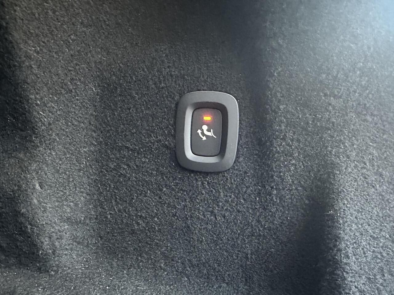 Volvo XC60 2.0 T6 Plug-in hybrid AWD Ultra Dark Display Gen. 2 / Panorama dak / Head-up display / Harman Kardon audio / Adaptieve Cruise control / Nordico bekleding / Stoel- en stuurverw./ elektr. stoelverst. / Full LED kopl. / Lederlook dashboard