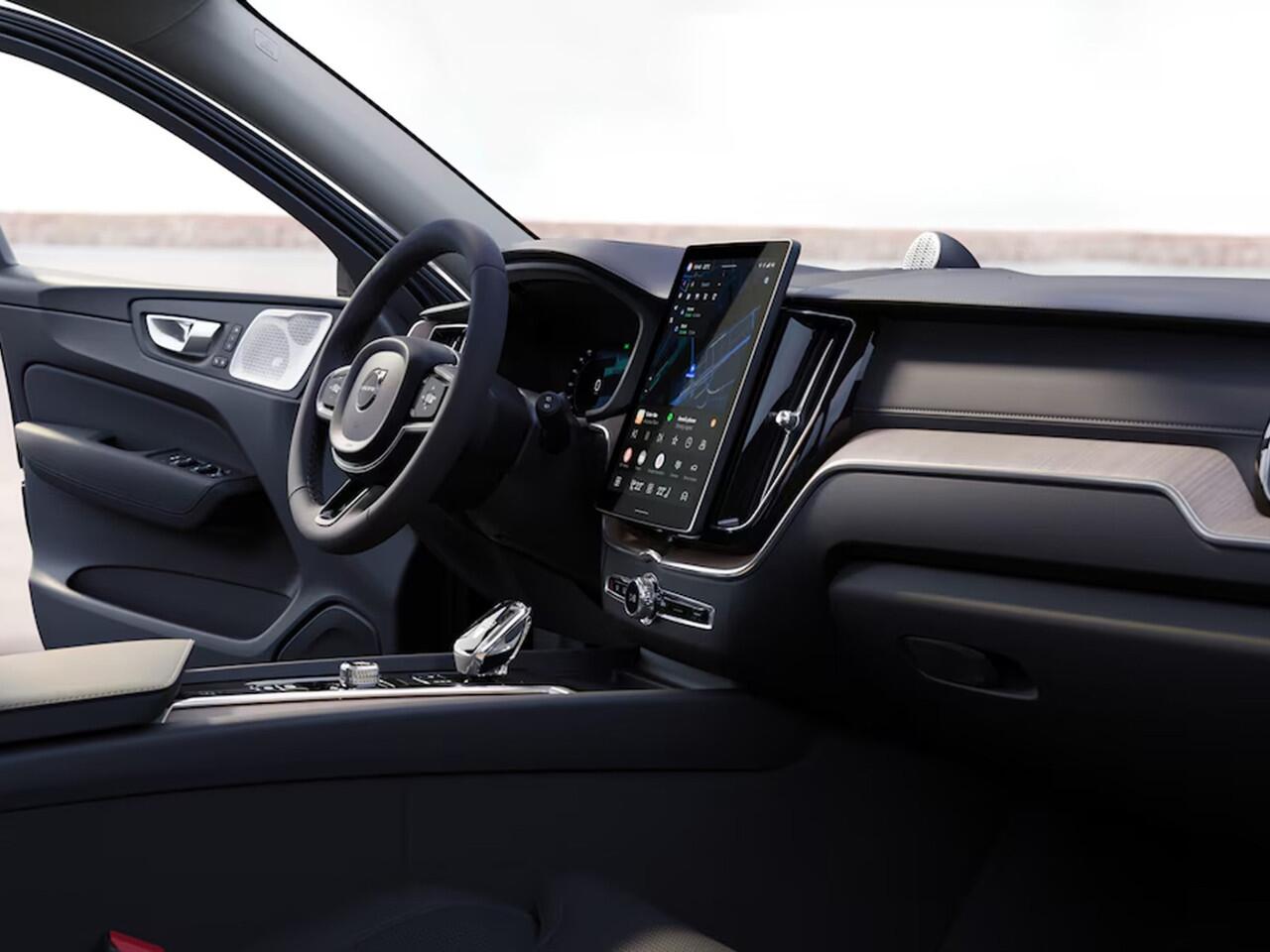 Volvo XC60 T6 Plug-in hybrid AWD Ultra Dark | Panoramdak | 360° camera | Luchtvering | Bowers & Wilkins | Head-up Display | Stoelventilatie | Stoel- en Stuurverwarming