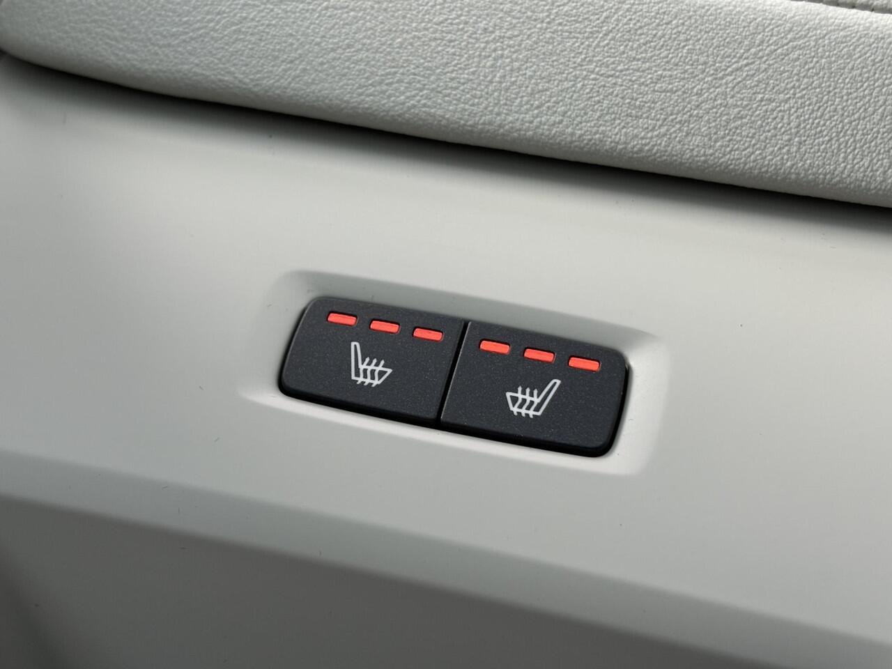 Volvo XC60 2.0 T6 Plug-in hybrid AWD Ultimate Bright | Long range | Trekhaak | Adaptive cruise control | Head-up display | Harman/Kardon audio | Dode hoek detectie BLIS | Stoelverwarming voor + achter | Stuurverwarming | Elektrische stoelverstelling |