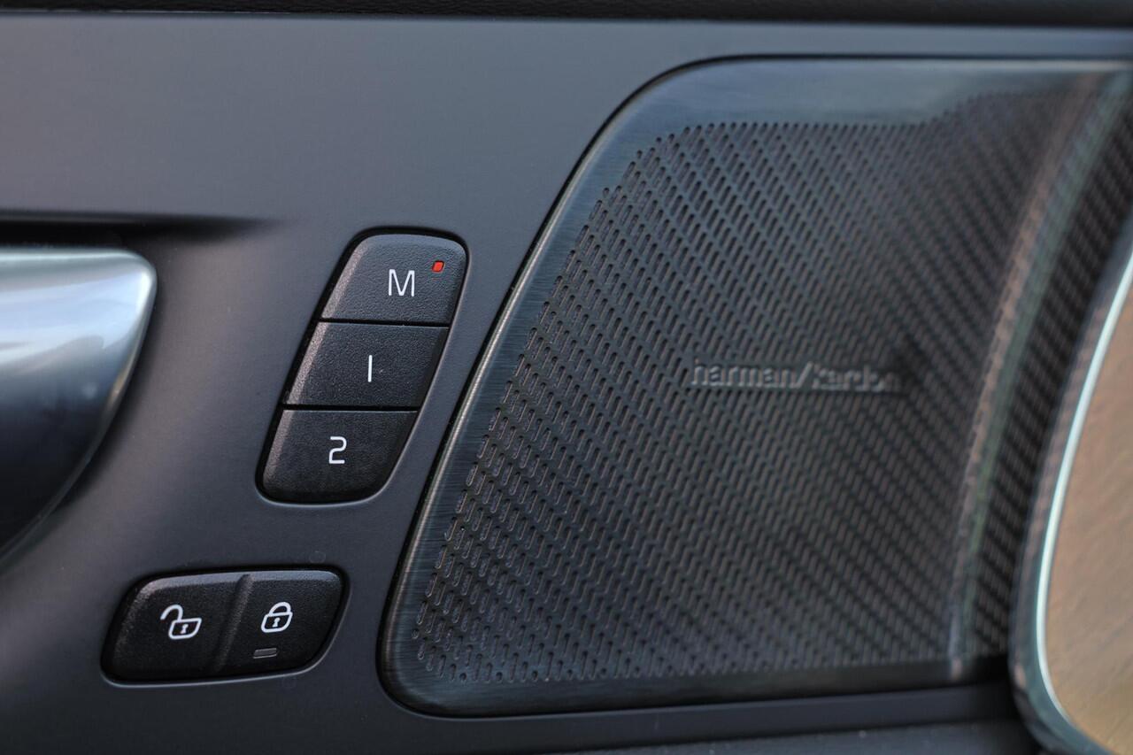 Volvo XC60 T6 Recharge AWD Ultra Dark - Panorama/schuifdak - IntelliSafe Assist & Surround - 360º Camera - Harman/Kardon audio - Adaptieve LED koplampen - Verwarmde voorstoelen, stuur & achterbank - Parkeersensoren voor & achter - Elektr. bedienb. voorstoelen met ge