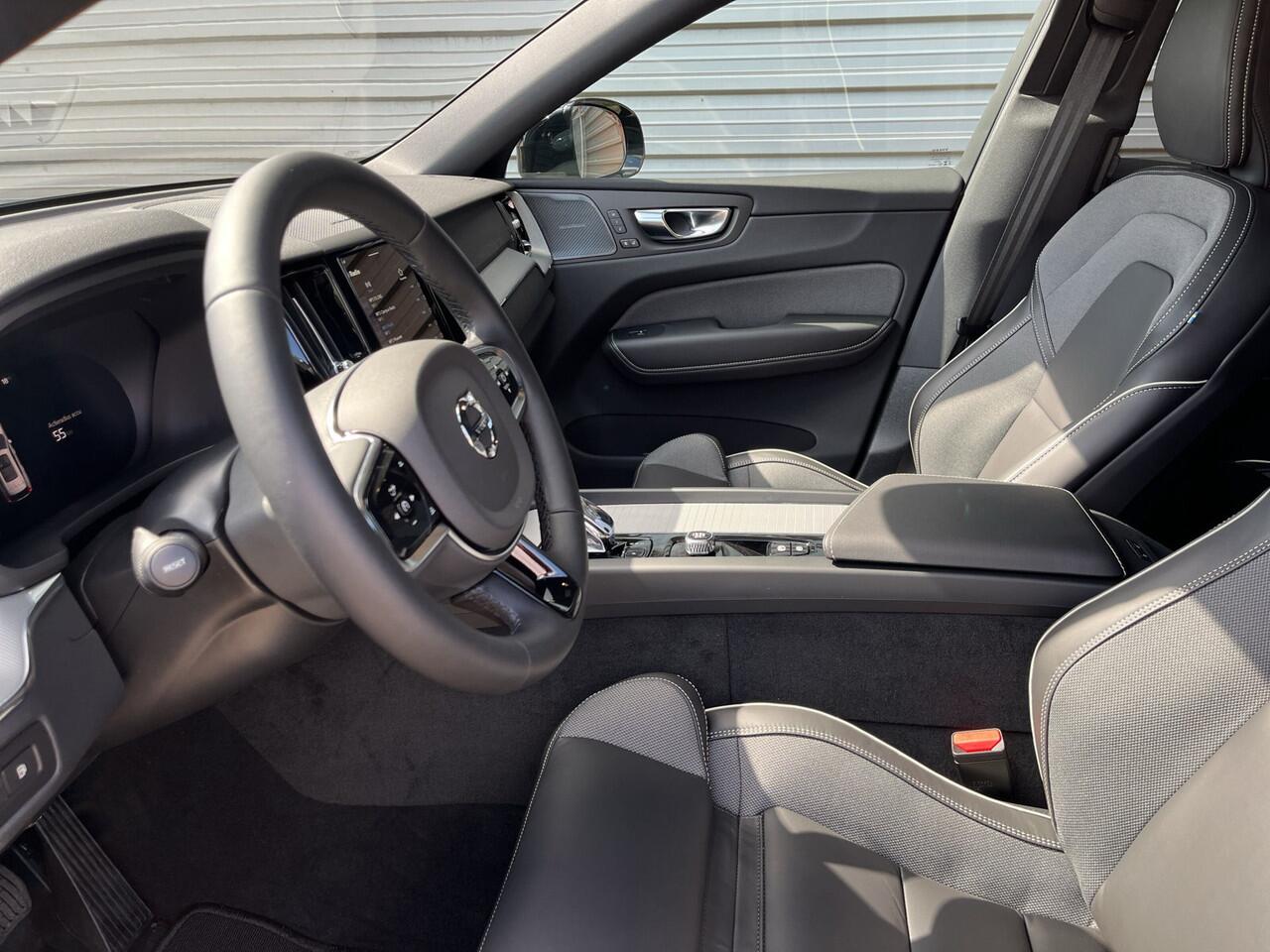 Volvo XC60 T6 Plug-in hybrid AWD Plus Black Edition / Uit voorraad leverbaar / Luchtvering / 360 Camera / 21" Velgen