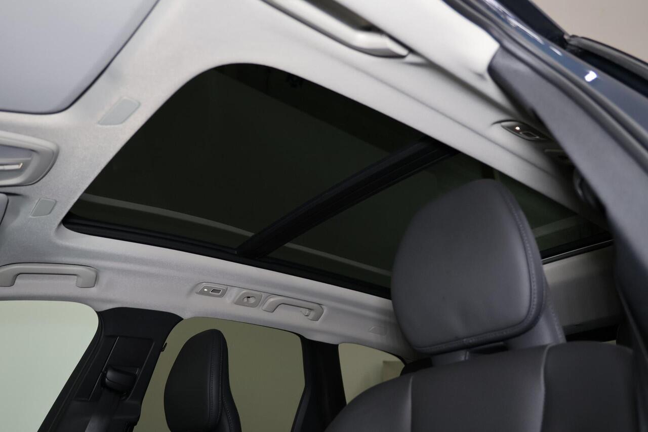 Volvo XC60 T6 Recharge AWD Plus Dark - Panorama/schuifdak - IntelliSafe Assist & Surround - 360º Camera - Harman/Kardon audio - Adaptieve LED koplampen - Verwarmde voorstoelen, stuur & achterbank - Parkeersensoren voor & achter - Elektr. bedienb. voorstoelen met geh