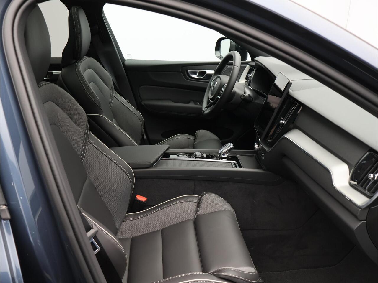 Volvo XC60 2.0 T6 Plug-in hybrid AWD Plus Black Edition / Panoramadak / Elektrische Stoelen / Harman Kardon / Stoel+Stuurverwarming / Getint Glas / BLIS / Keyless /