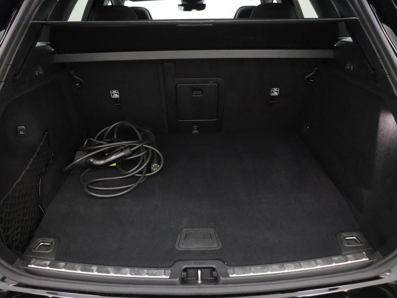 Volvo XC60 T6 350pk Plug-in hybrid AWD Plus Dark / Harman en Kardon audio / Contourstoelen / Panorama dak / Camera voor en achter / Elektrisch verstelbare stoelen /