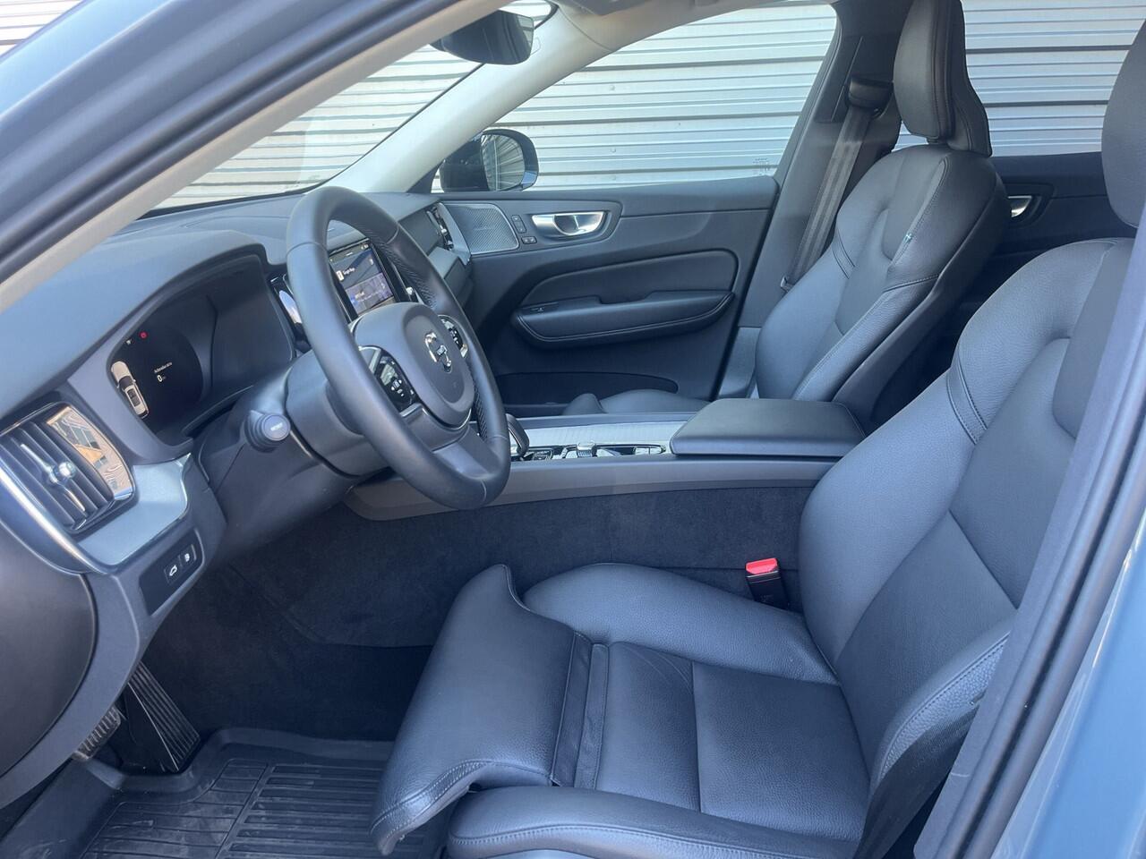 Volvo XC60 T6 Plug-in hybrid AWD Plus Dark / 19" Velgen / Audio Harman Kardon / full-LED koplampen /