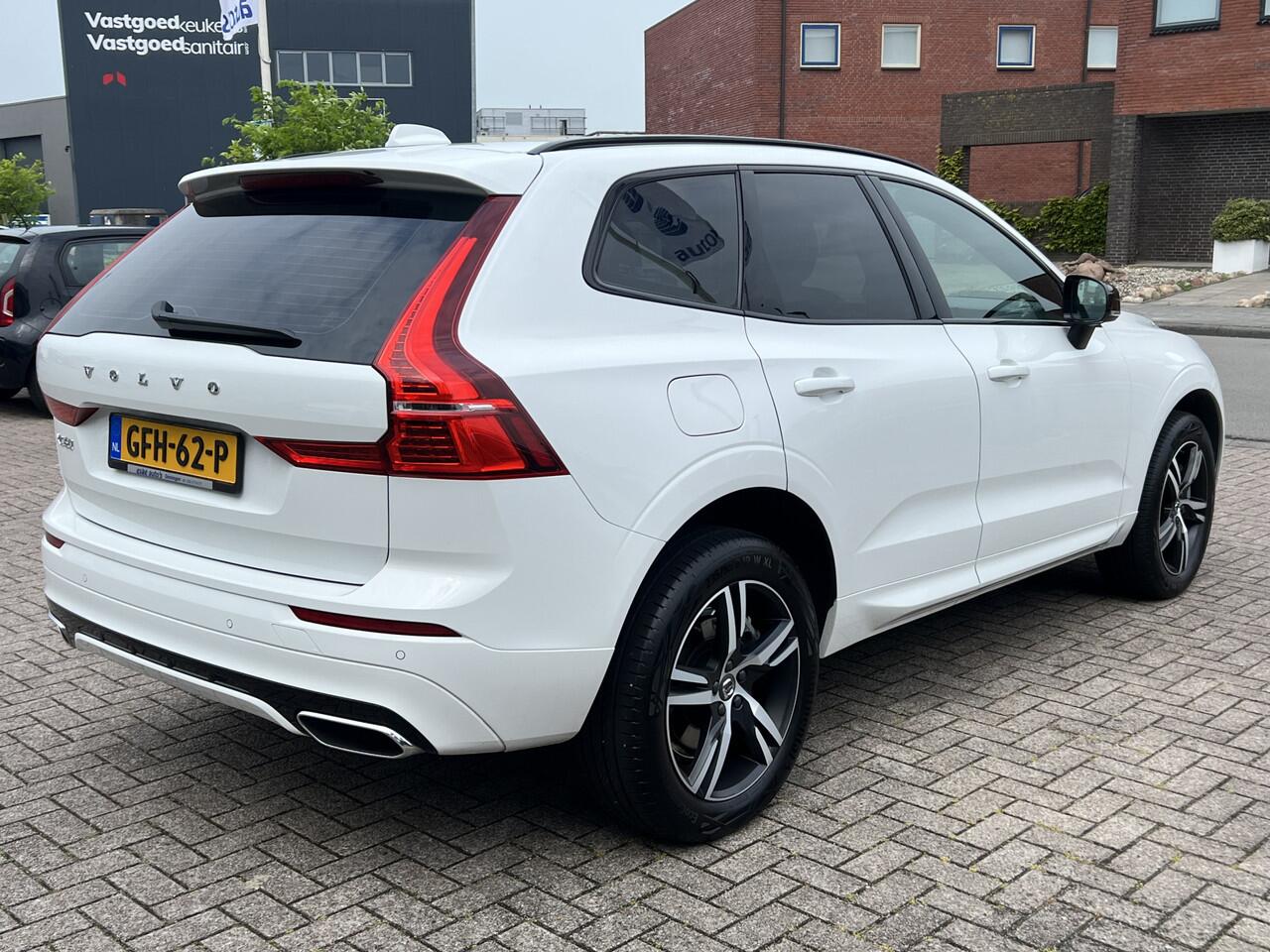 Volvo XC60 2.0 T8 Twin Engine 392 pk AWD R-Design Navigatie Panoramadak Luchtvering Camera Head Up Display Leder Dashboard Carplay Elek. Stoel 19 Inch Velgen Stoelverwarming Standkachel Extra Getint Glas On Call 1e Eigenaar Plug In Hybride 1e Eigenaar BTW auto