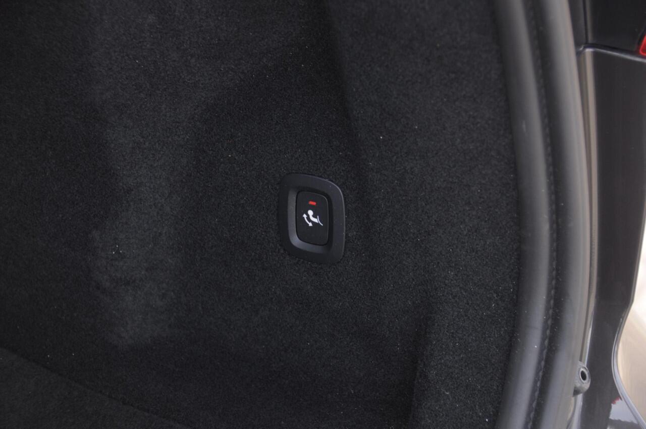 Volvo XC60 T6 350PK Automaat Plus Dark 360 camera / elektrisch bedienbare voorstoelen / Memory seats / stoelverwarming voor en achter/ stuurverwarming / BLIS