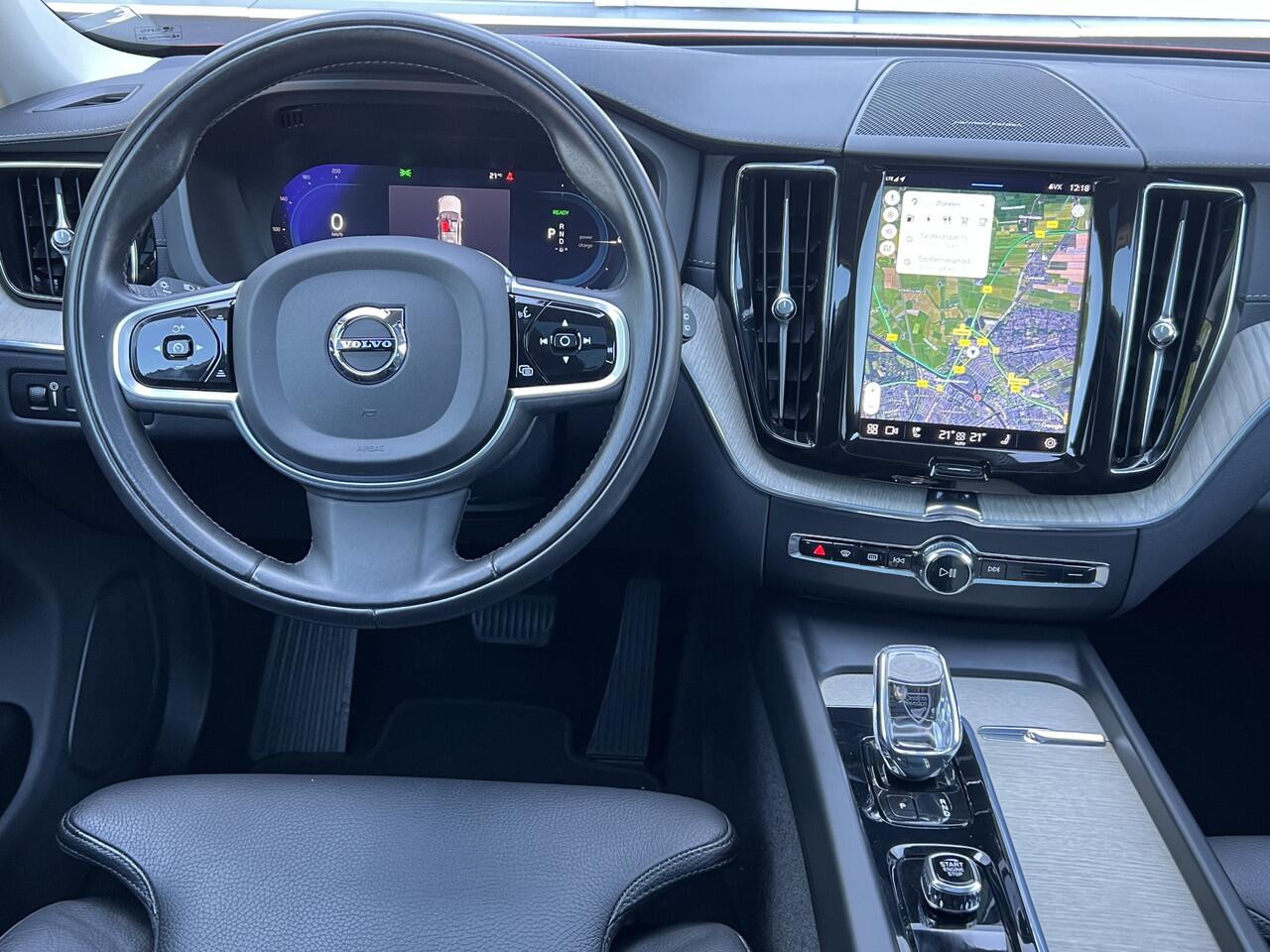 Volvo XC60 2.0 T6 Recharge 340 pk AWD Inscription Exclusive Trekhaak Panoramadak Navigatie Blis 20 Inch Velgen Harman Kardon Pilot Assist ACC Head Up Display DAB Carplay Getint Glas NL Auto Plug-in Hybride 1e Eigenaar BTW Auto