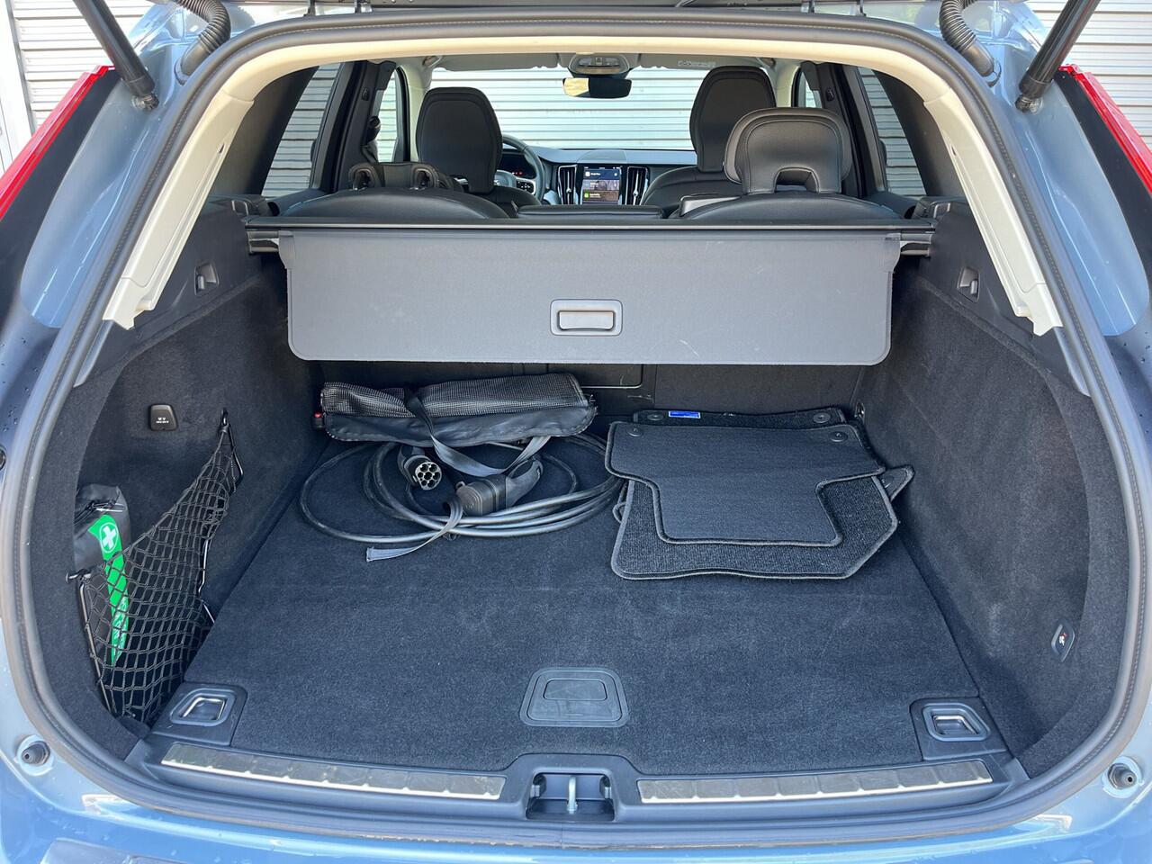 Volvo XC60 T6 Plug-in hybrid AWD Plus Dark / 19" Velgen / Audio Harman Kardon / full-LED koplampen /