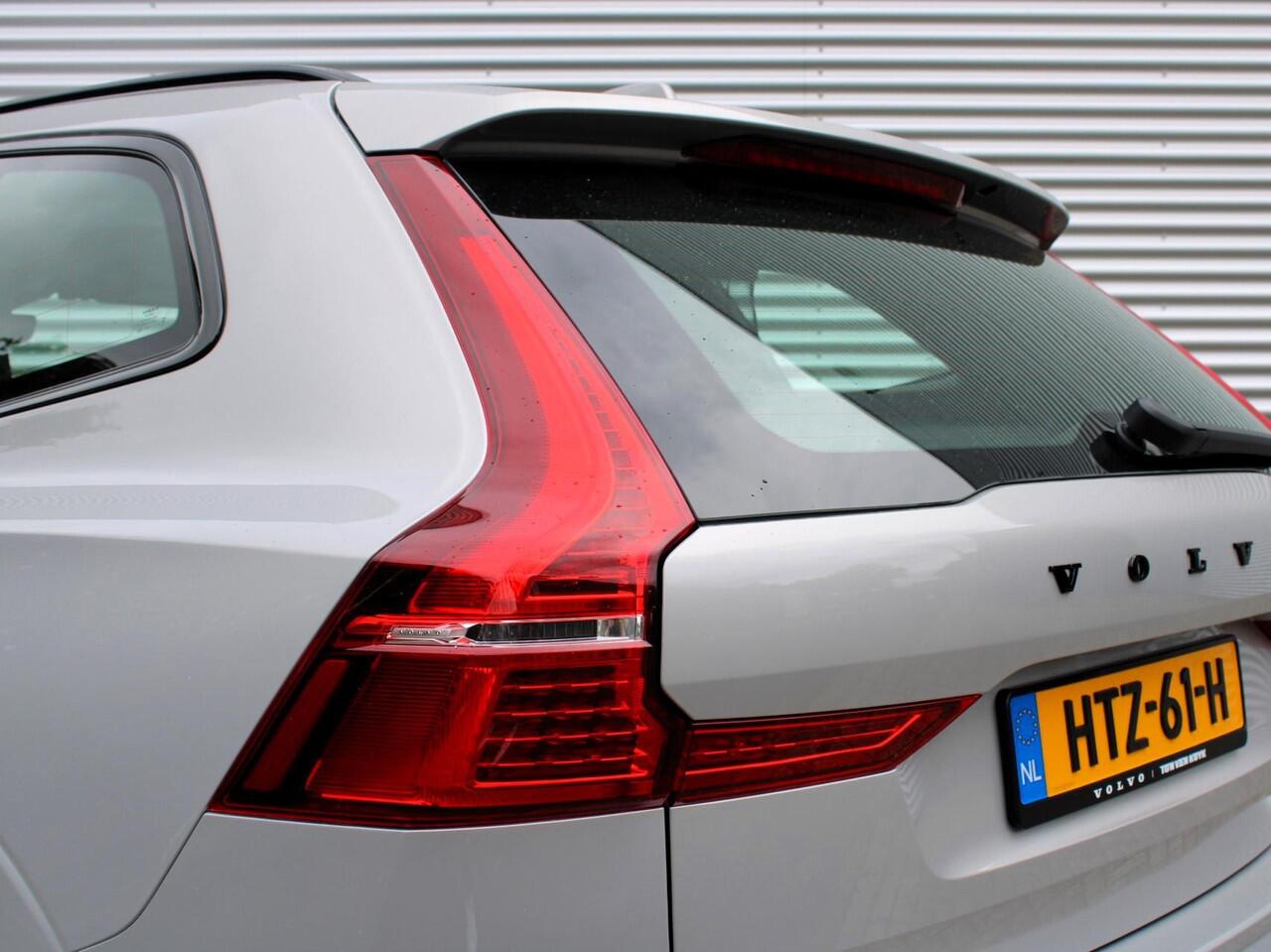 Volvo XC60 2.0 T6 Plug-in hybrid AWD Plus Dark Automaat / Panoramadak / 21" velgen / Trekhaak / Sportstoelen