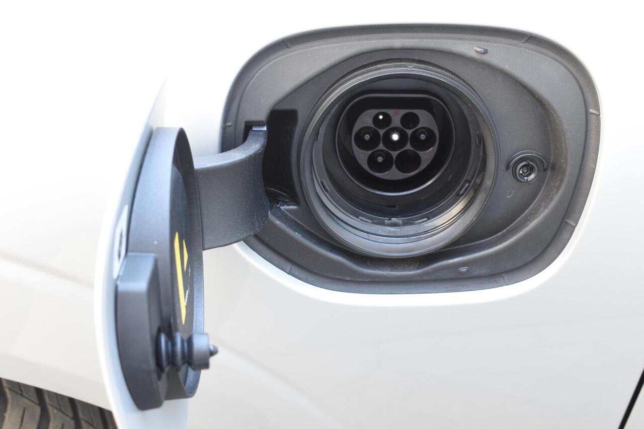 Volvo XC60 T6 350PK Automaat Plug-in Hybrid AWD Plus Dark / Navigatie / 360 Camera / Adaptieve Cruise Control / Stuur & Stoelverwarming / Elektr. Achterklep / Schuifdak / LM Velgen / Trekhaak