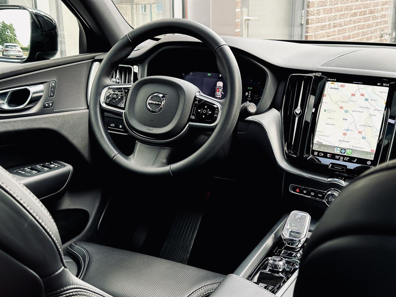 Volvo XC60 2.0 T8 Hybrid | AWD | Dark Label | Panodak | Stoelverw/ventilatie | Luchtvering | 21" | Adapt Cruise | Trekhaak | Leer | Inc. btw