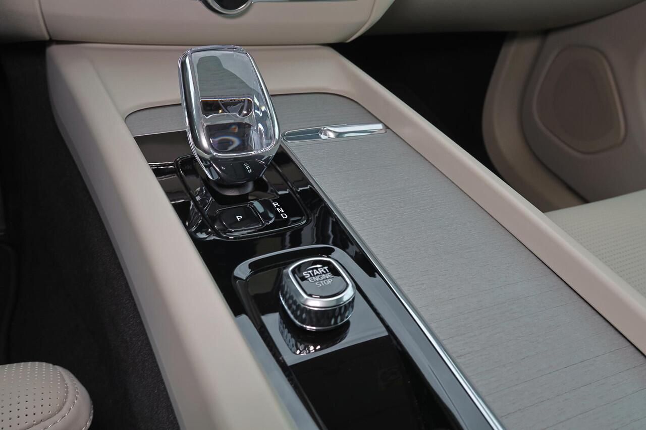 Volvo XC60 T6 Recharge AWD Plus Bright - Panorama/schuifdak - IntelliSafe Assist & Surround - Nappaleder - Stoelverwarming / -ventilatie - Parkeercamera achter - Parkeersensoren voor & achter - Elektr. bedienb. voorstoelen met geheugen - Draadloze tel. lader - Stand