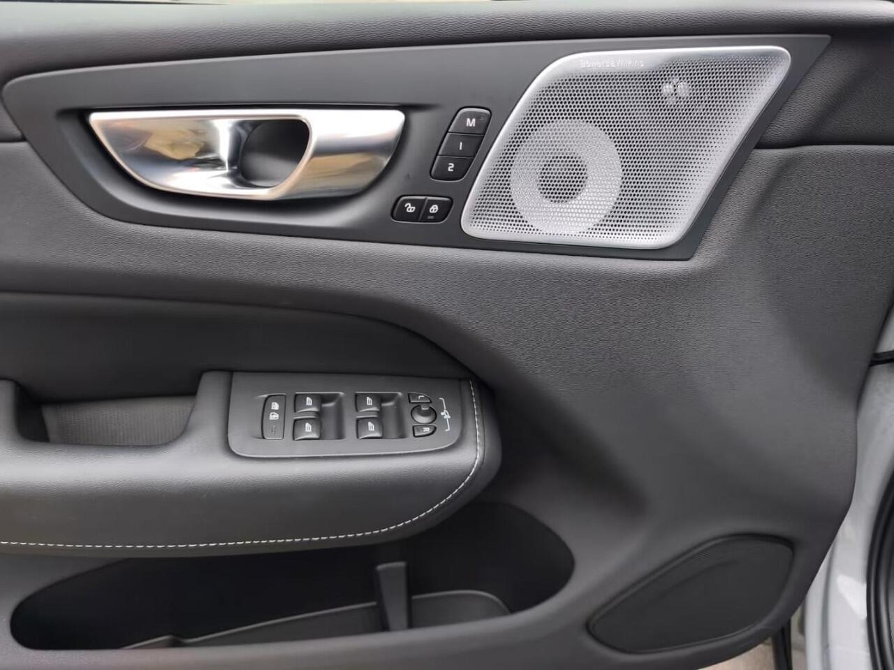 Volvo XC60 2.0 T8 Plug-in hybrid AWD Plus Dark (335kW/455PK) FULL OPTION ** 1e EIG - Ex VOLVO - ¤ 27.000,= onder NP ** ** INFORMEER OOK NAAR ONZE AANTREKKELIJKE FINANCIAL-LEASE TARIEVEN **