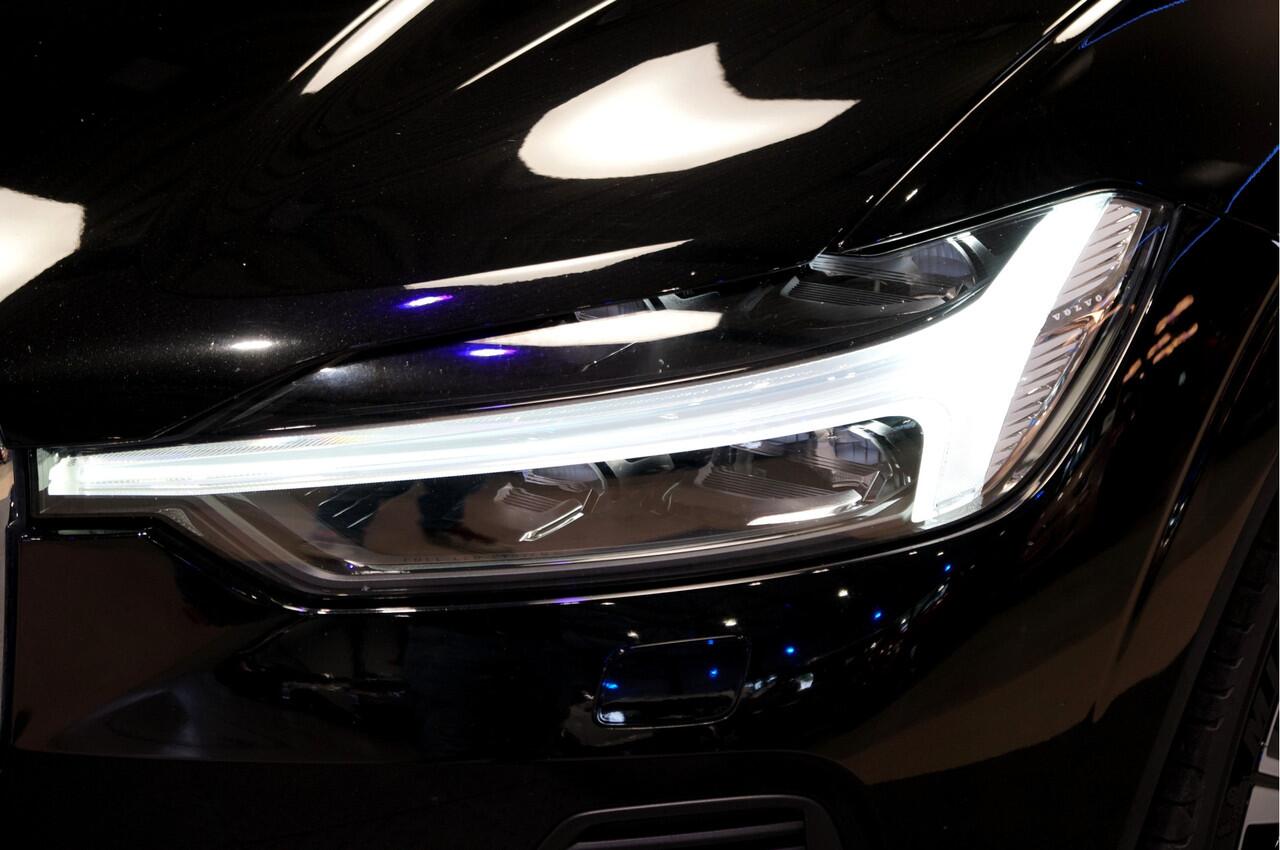 Volvo XC60 B4 155kW/211pk Aut8 MHEV Ultimate Bright PANORAMADAK + HARMAN/KARDON + STUURVERWARMING + BLIS + ADAPT.CRUISE + PILOT ASSIST + STOELVERWARMING&-VENTILATIE + LANE ASSIST + CAMERA + KEYLESS + HEAD-UP + PARKSENSOREN V&A + 20" LM-VELGEN!!