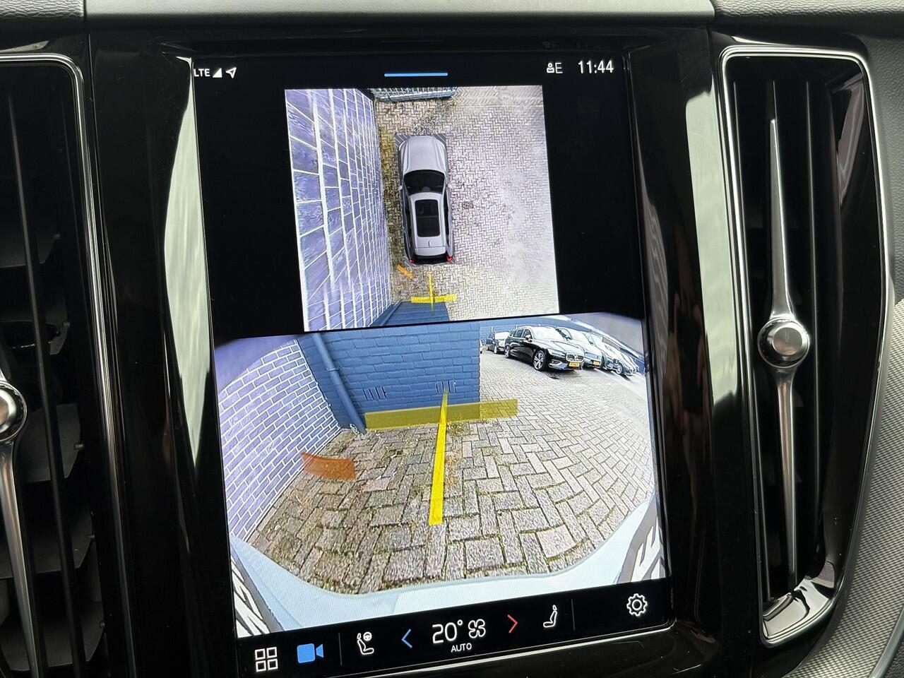 Volvo XC60 2.0 T6 Plug-in hybrid AWD Plus Dark | Extra getint glas | Adaptieve cruise control | 360° camera | Trekhaak | Stoel- en stuurverwarming | Dode hoek detectie BLIS | Panorama dak | All season banden | Google Auto |