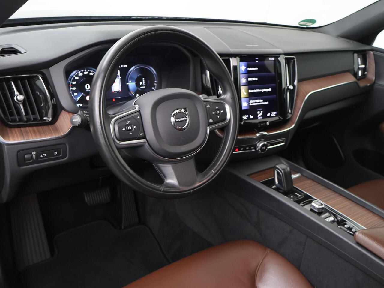 Volvo XC60 2.0 Recharge T6 AWD R-Design | SoH 100% | Schuif- kanteldak | Wegklapbare trekhaak | Harman Kardon HiFi | Lederen interieur | Keyless entry |